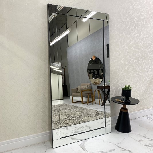 Espelho Moderno com Moldura Espelhada e Fita de Borda Preta: Elegância e Amplitude.