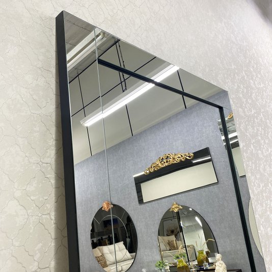Espelho Moderno com Moldura Espelhada e Fita de Borda Preta: Elegância e Amplitude.