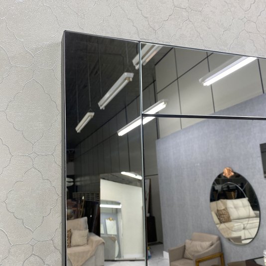 Espelho Moderno com Moldura Espelhada e Fita de Borda Preta: Elegância e Amplitude.