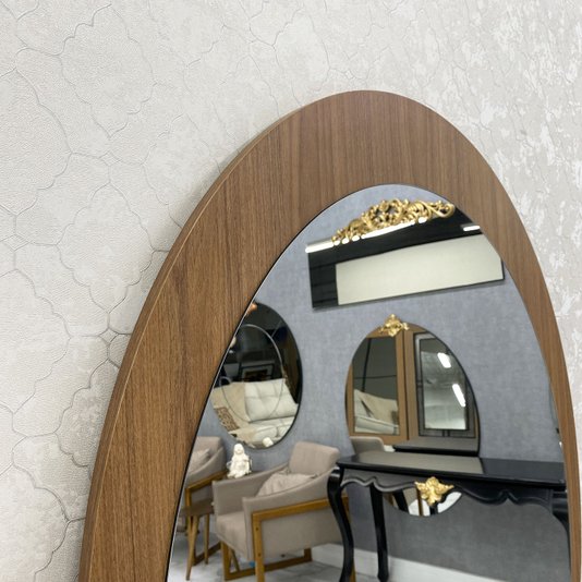Espelho Moderno Oval em Base de MDF Amadeirada: Sofisticação e Praticidade