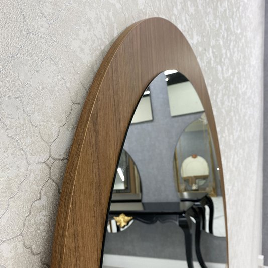 Espelho Moderno Oval em Base de MDF Amadeirada: Sofisticação e Praticidade