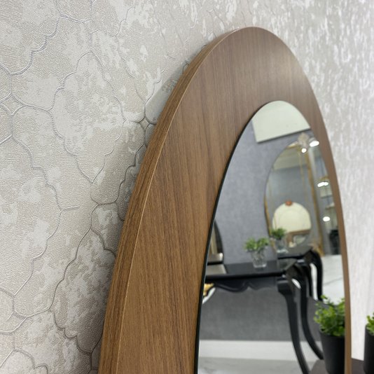 Espelho Moderno Redondo em Base MDF Amadeirada: Elegância em Cada Detalhe