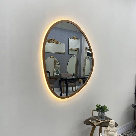 Espelho Orgânico com Moldura Revestida em Curupixá e LED Embutido: Funcional e Elegante