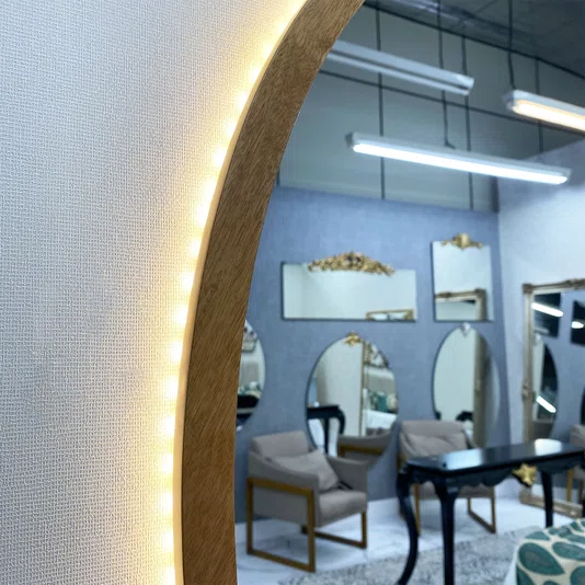Espelho Orgânico com Moldura Revestida em Curupixá e LED Embutido: Funcional e Elegante