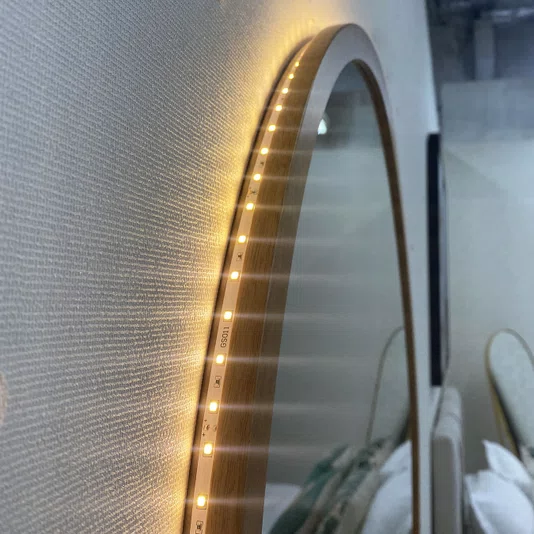 Espelho Orgânico com Moldura Revestida em Curupixá e LED Embutido: Funcional e Elegante