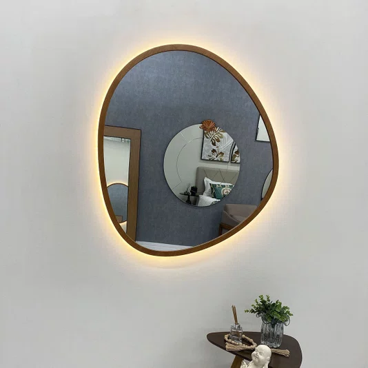 Espelho Orgânico com Moldura Revestida em Curupixá e LED Embutido: Funcional e Elegante