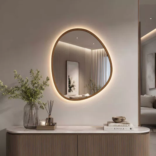 Espelho Orgânico com Moldura Revestida em Curupixá e LED Embutido: Funcional e Elegante