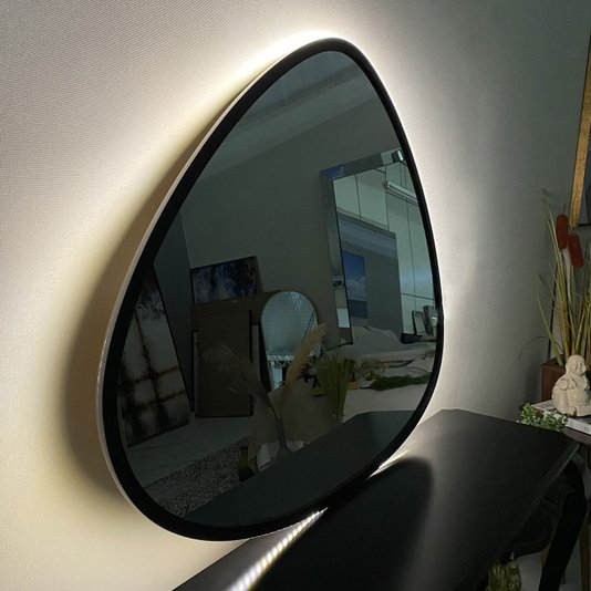 Espelho Orgânico Grande com LED e Moldura Preta Laqueada: Versátil para Qualquer Ambiente