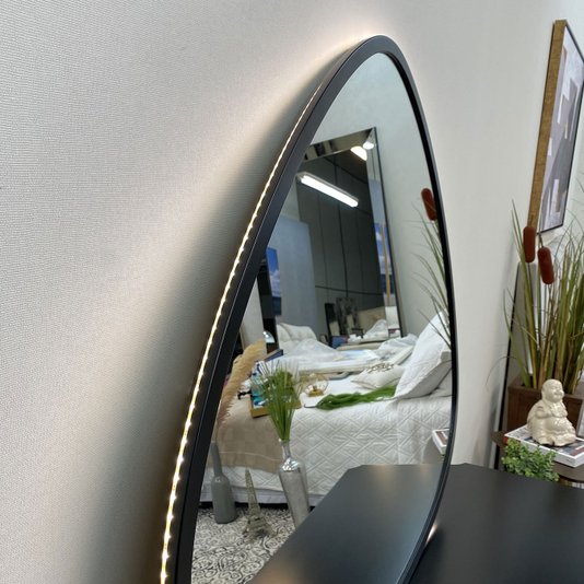 Espelho Orgânico Grande com LED e Moldura Preta Laqueada: Versátil para Qualquer Ambiente