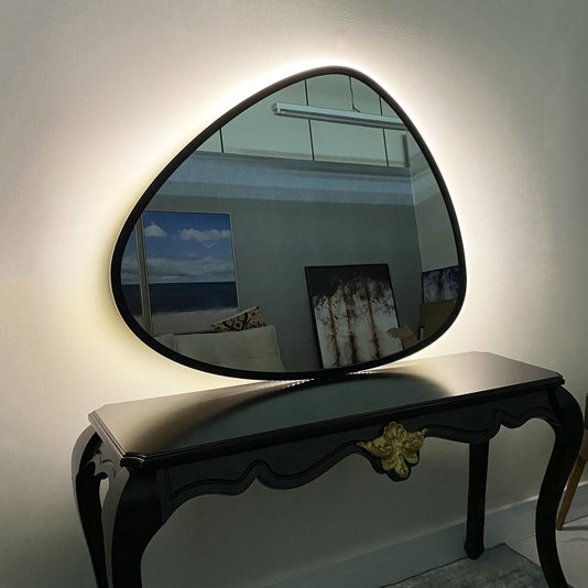 Espelho Orgânico Grande com LED e Moldura Preta Laqueada: Versátil para Qualquer Ambiente