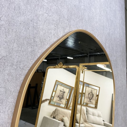 Espelho Orgânico Grande Dourado Sob Medida: Personalização e Elegância para Seu Ambiente Decorativo.