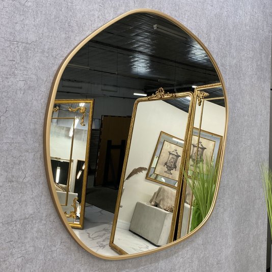 Espelho Orgânico Grande Dourado Sob Medida: Personalização e Elegância para Seu Ambiente Decorativo.