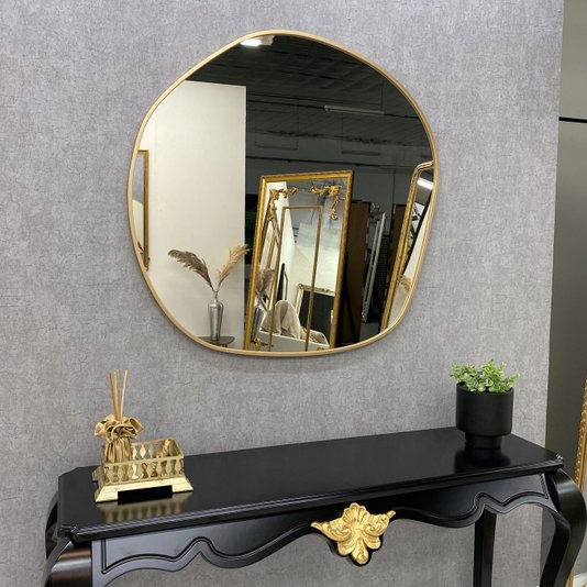 Espelho Orgânico Grande Dourado Sob Medida: Personalização e Elegância para Seu Ambiente Decorativo.