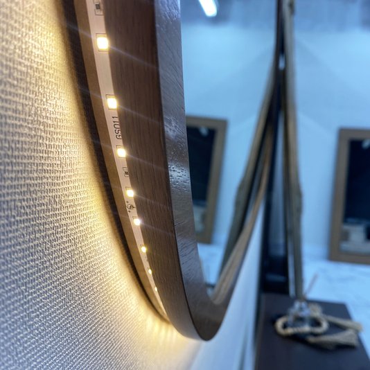Espelho Orgânico Moldura Revestida em Curupixá com LED: Toque de Sofisticação Natural