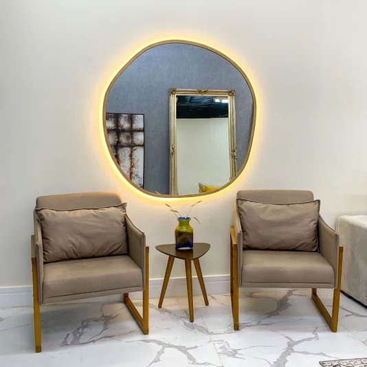 Espelho Orgânico Personalizado com Moldura em Freijó e LED: Naturalidade e Sofisticação