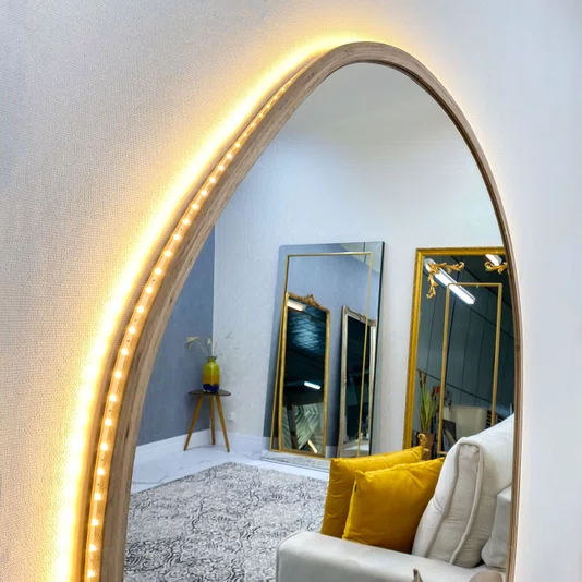 Espelho Orgânico Personalizado com Moldura em Freijó e LED: Naturalidade e Sofisticação
