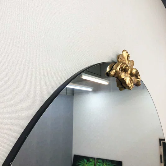 Espelho Oval com Borda Infinita e Aplique Dourado: Charme para sua Decoração 100x120CM