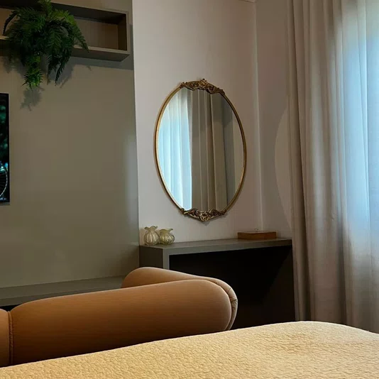 Espelho Oval Estilo Clássico com Moldura Dourada Folheada: Classe e Elegância