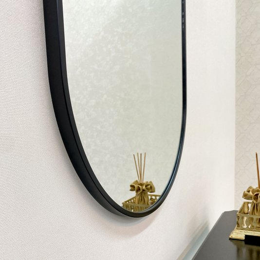 Espelho Retangular Arredondado com Moldura Preto: Design Moderno e Elegante para Ambientes Sofisticados