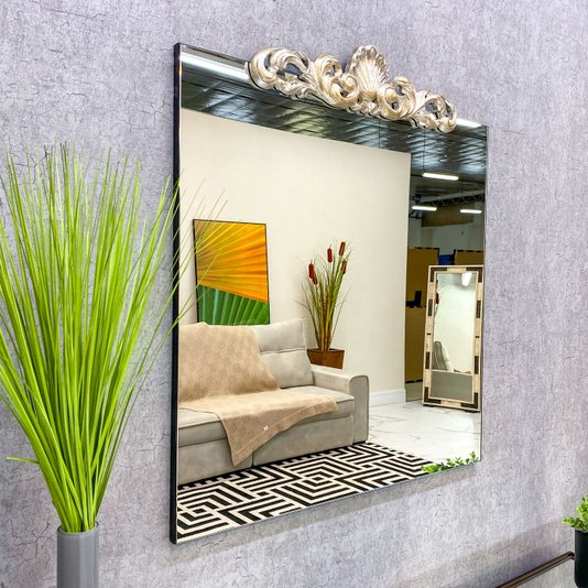 Espelho Retangular com Borda Infinita e Frontão Folheado Prata: Luxo e Elegância