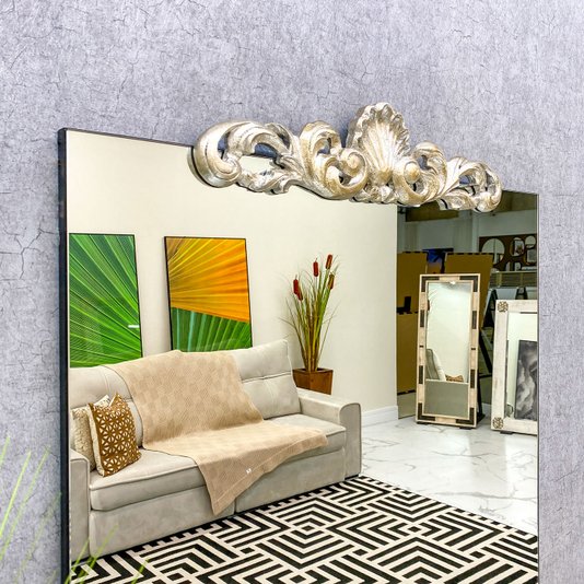 Espelho Retangular com Borda Infinita e Frontão Folheado Prata: Luxo e Elegância