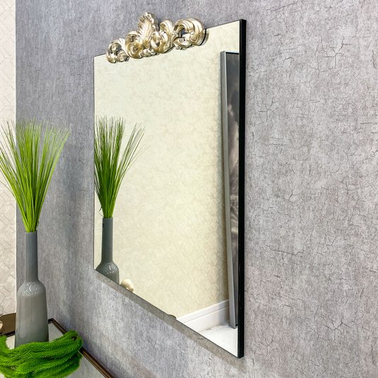 Espelho Retangular com Borda Infinita e Frontão Folheado Prata: Luxo e Elegância