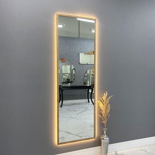 Espelho Retangular com Moldura em Carvalho Americano e LED - Iluminação e Funcionalidade