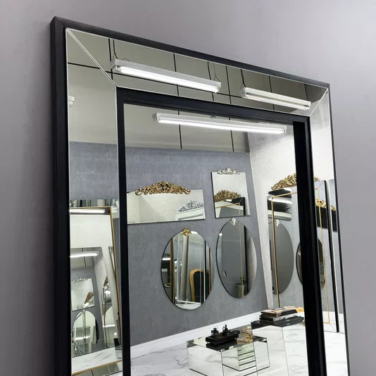 Espelho Retangular com Moldura Espelhada e Filetes Pretos: Elegância e Sofisticação