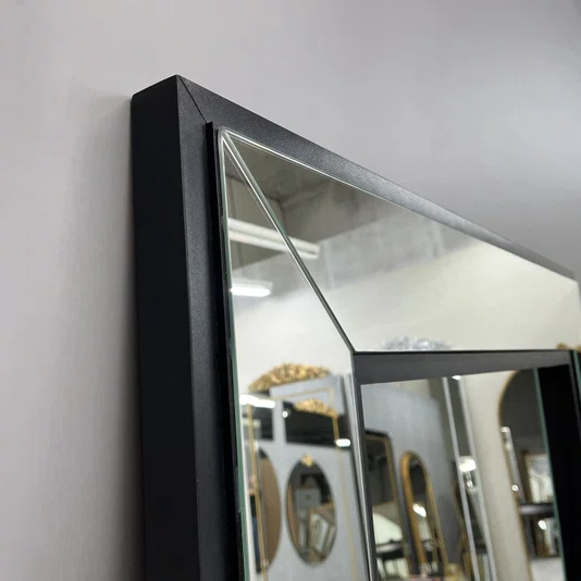 Espelho Retangular com Moldura Espelhada e Filetes Pretos: Elegância e Sofisticação