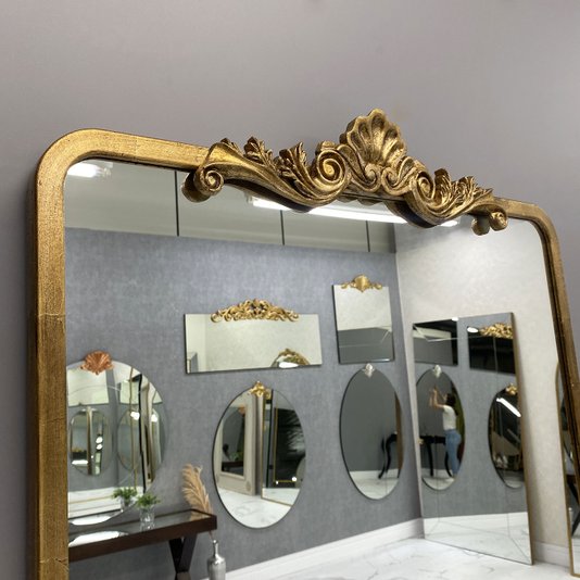 Espelho Retangular Estilo Clássico com Moldura Dourada: Elegância e Funcionalidade