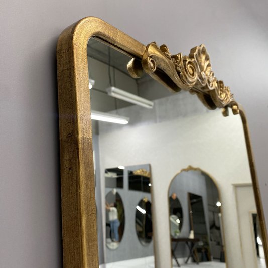 Espelho Retangular Estilo Clássico com Moldura Dourada: Elegância e Funcionalidade