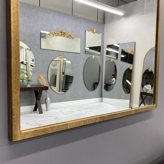 Espelho Retangular Estilo Clássico com Moldura Dourada: Elegância e Funcionalidade