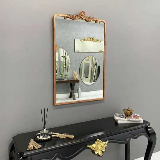 Espelho Retangular Estilo Clássico com Moldura Dourada: Elegância e Funcionalidade