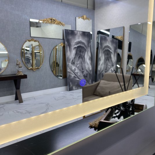 Espelho Retangular Moderno Jateado com LED e Sensor Touch: Elegância e Praticidade