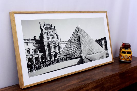 Quadro Decorativo em Preto e Branco Museu do Louvre em Paris na França 100x50cm
