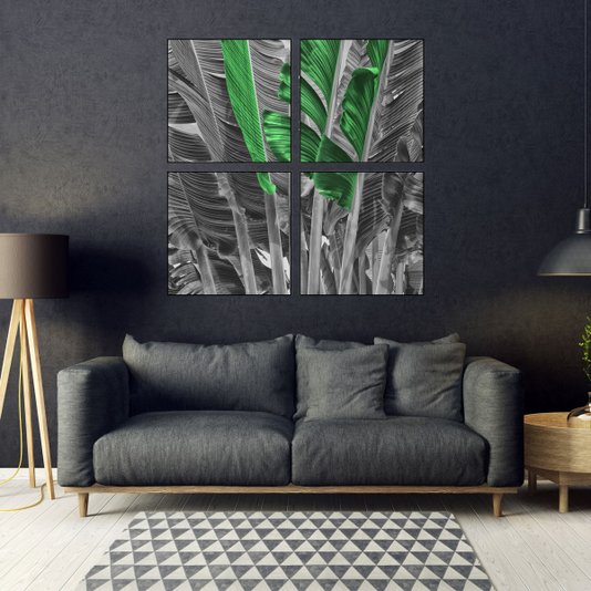 Kit com 4 quadros, moldura preta discreta.