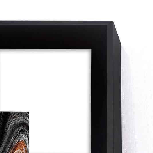 Detalhes: Moldura chanfrada preta com acabamento laqueado fosco.