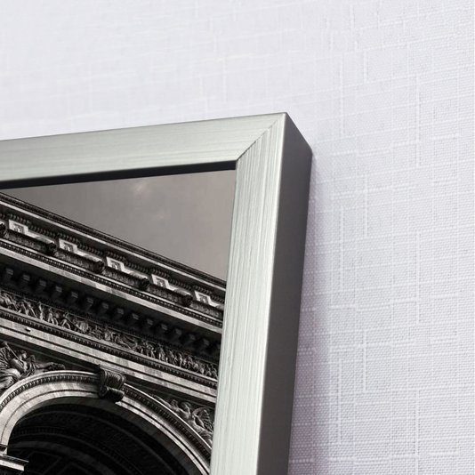 Foto com detalhes da moldura e gravura.
