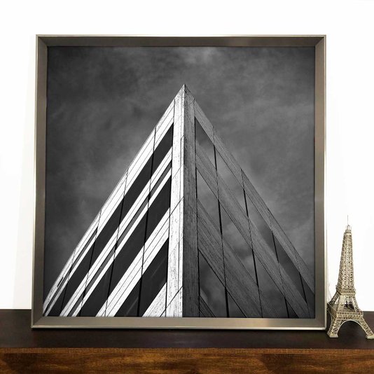 Quadro Arquitetura em Preto e Branco: Elegância com Moldura Chanfrada Prata