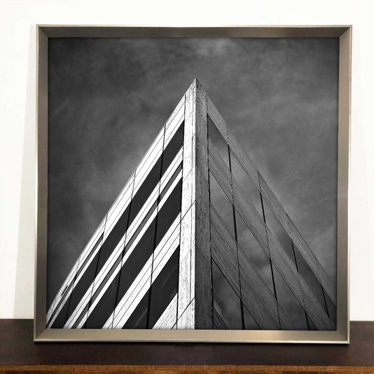 Quadro Arquitetura em Preto e Branco: Elegância com Moldura Chanfrada Prata