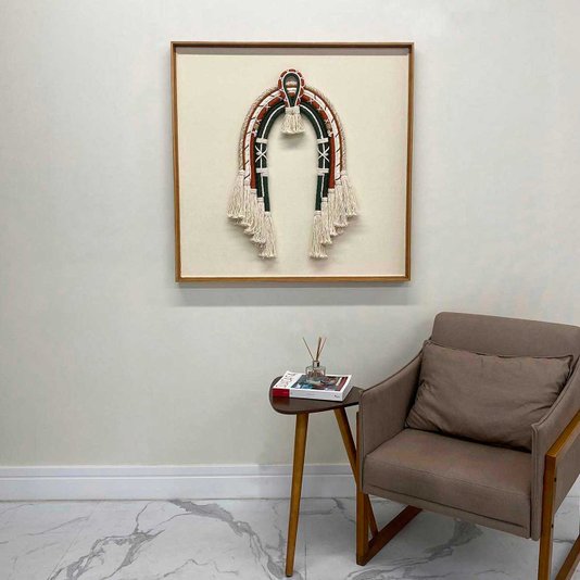 Quadro Cocar Indígena Arte a Mão em Fios Branco, Verde e Vermelho 100x100 cm