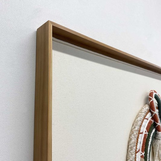 Quadro Cocar Indígena Arte a Mão em Fios Branco, Verde e Vermelho 100x100 cm