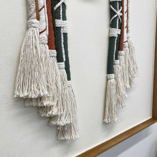 Quadro Cocar Indígena Arte a Mão em Fios Branco, Verde e Vermelho 100x100 cm