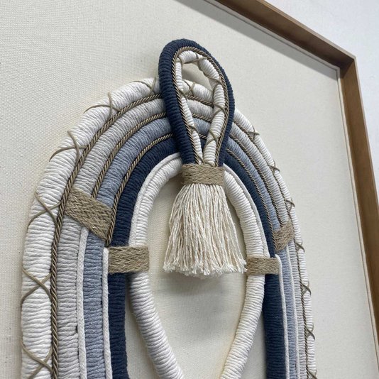 Quadro Cocar Indígena Arte Manual em Fios Azul e Branco 85x105 cm
