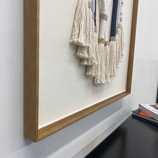 Quadro Cocar Indígena Arte Manual em Fios Azul e Branco 85x105 cm