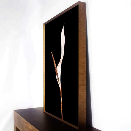 Quadro com Moldura Chanfrada Copo de Leite em Fundo Preto 70x100 cm