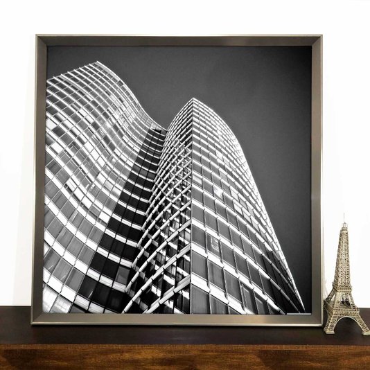 Quadro com Moldura Chanfrada Prata Fachada de Edifício: Elegância em Preto e Branco