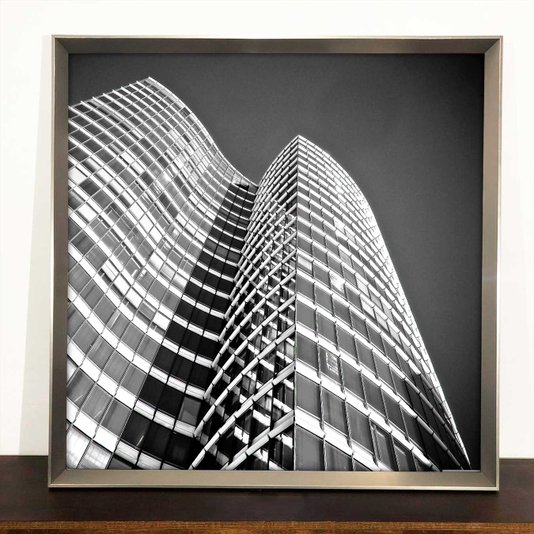 Quadro com Moldura Chanfrada Prata Fachada de Edifício: Elegância em Preto e Branco