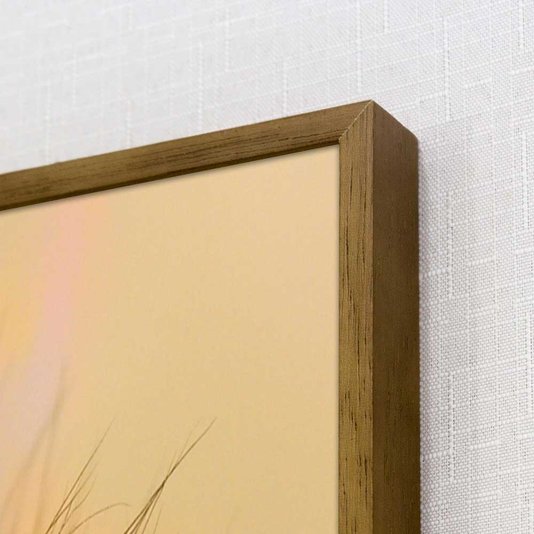 Detalhes da moldura: acabamento natural tingido.