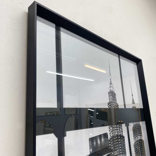 Quadro Decorativo com Moldura Chanfrada Paisagem Urbana em Preto e Branco - Escolha o Tamanho
